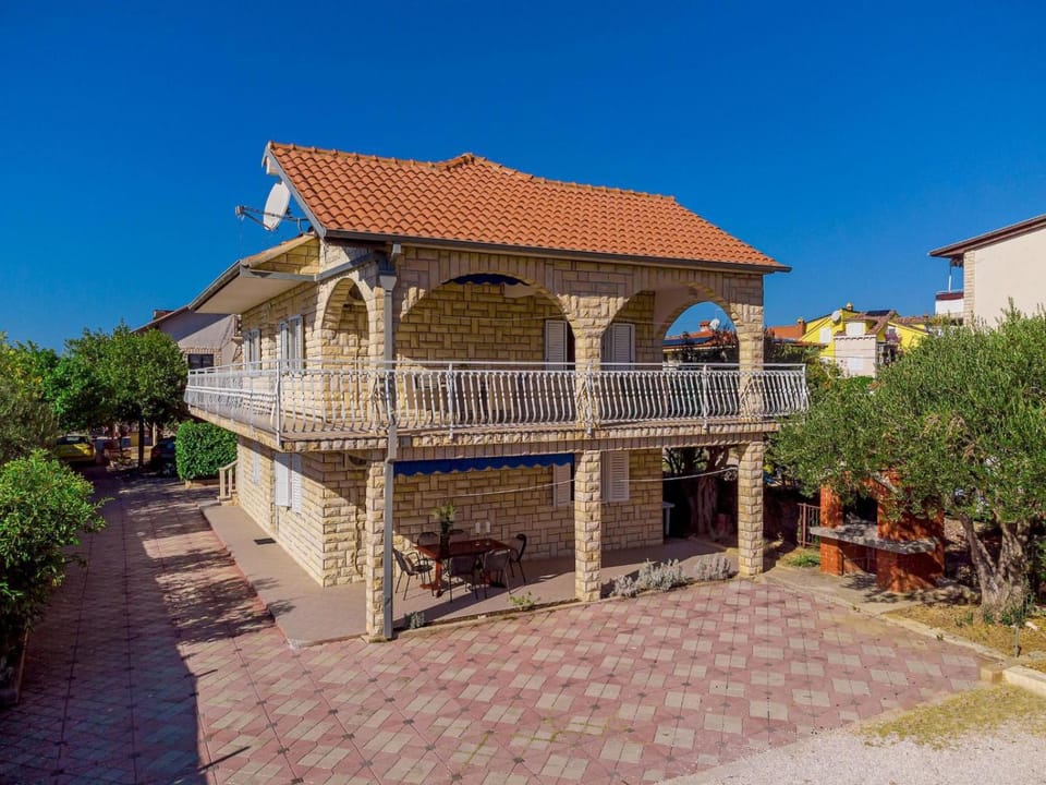Property building, Facade/entrance, Day, Balcony/Terrace