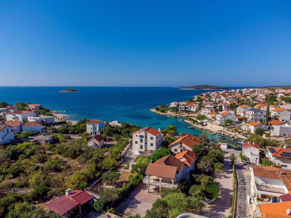 Bird's eye view, Location