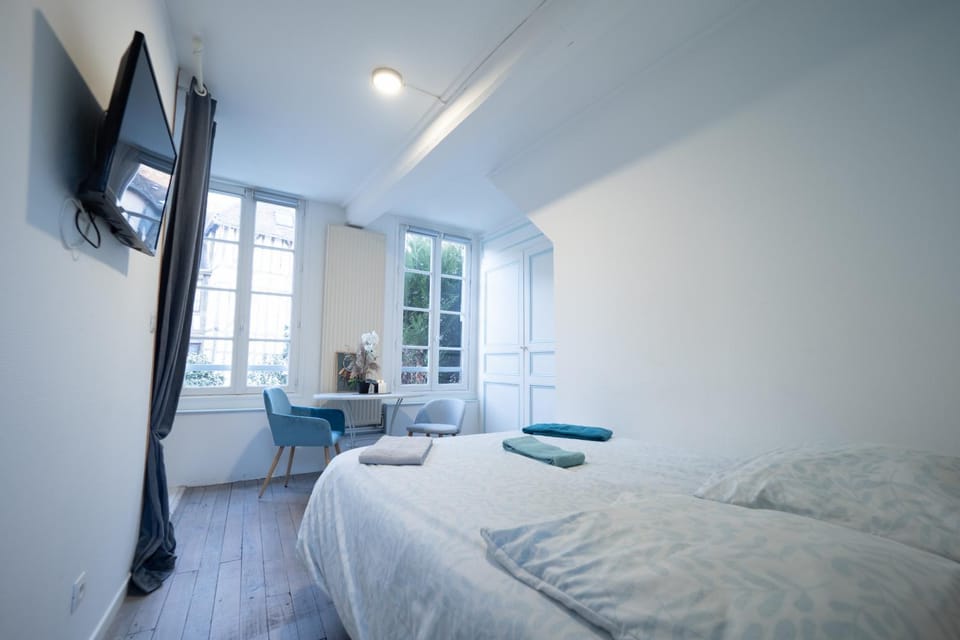 Bed, TV and multimedia, Photo of the whole room, Bedroom, hair dresser