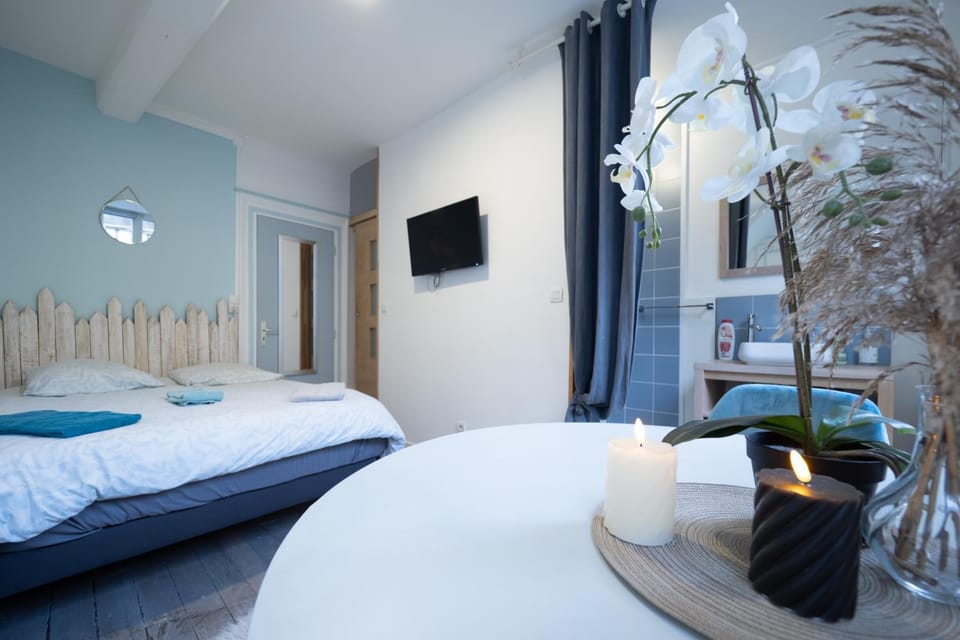 Bed, TV and multimedia, Photo of the whole room, Bedroom