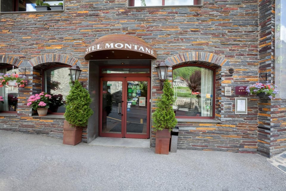 Facade/entrance, Spring