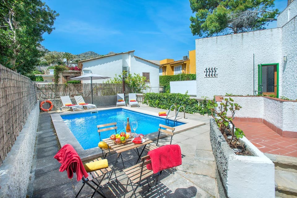 Patio, Swimming pool, sunbed