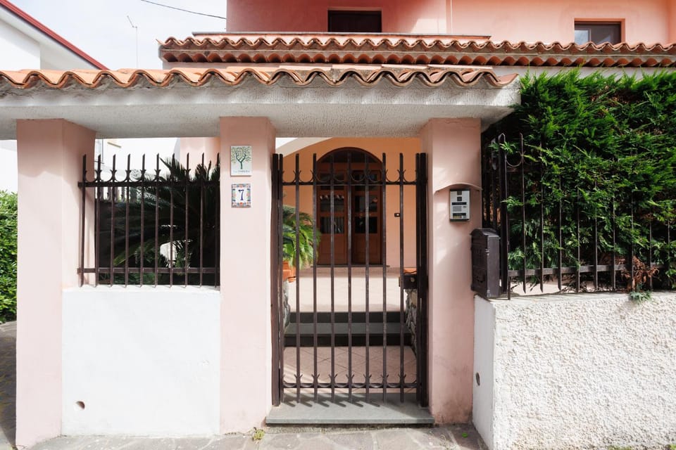 Property building, Facade/entrance, Day, Street view
