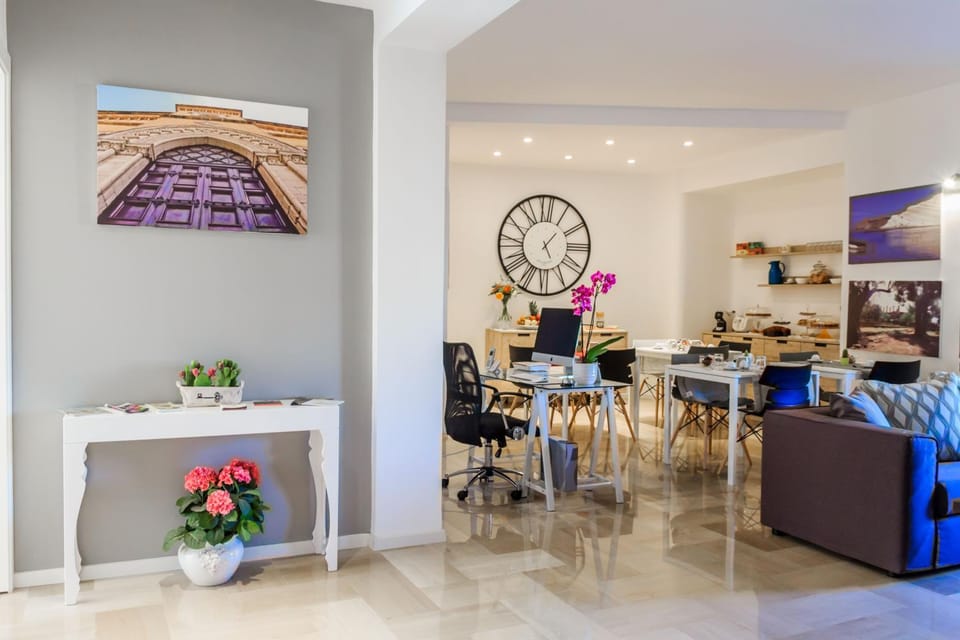 Communal lounge/ TV room, Lobby or reception