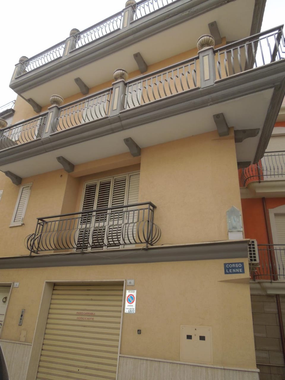 Facade/entrance