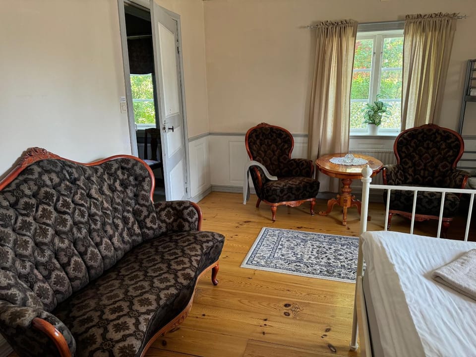 Bed, Seating area, Bedroom