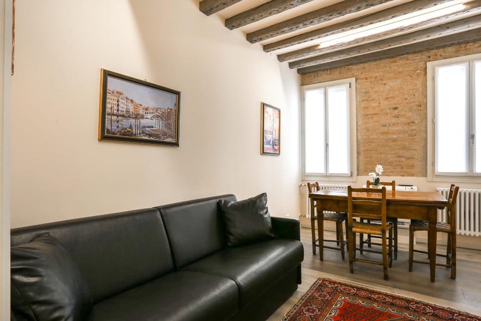 Communal lounge/ TV room, Living room, Lounge or bar, Seating area, Dining area
