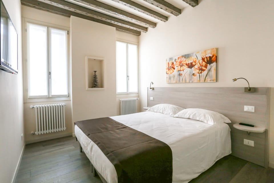Bed, Day, TV and multimedia, Photo of the whole room, Dining area, Bedroom