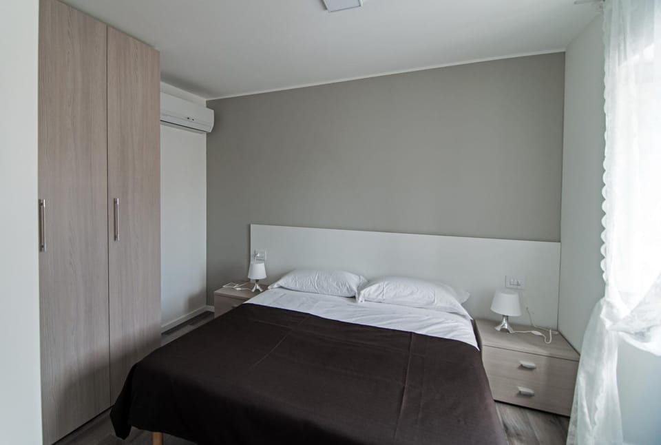 Bed, Bedroom, wardrobe, air conditioner
