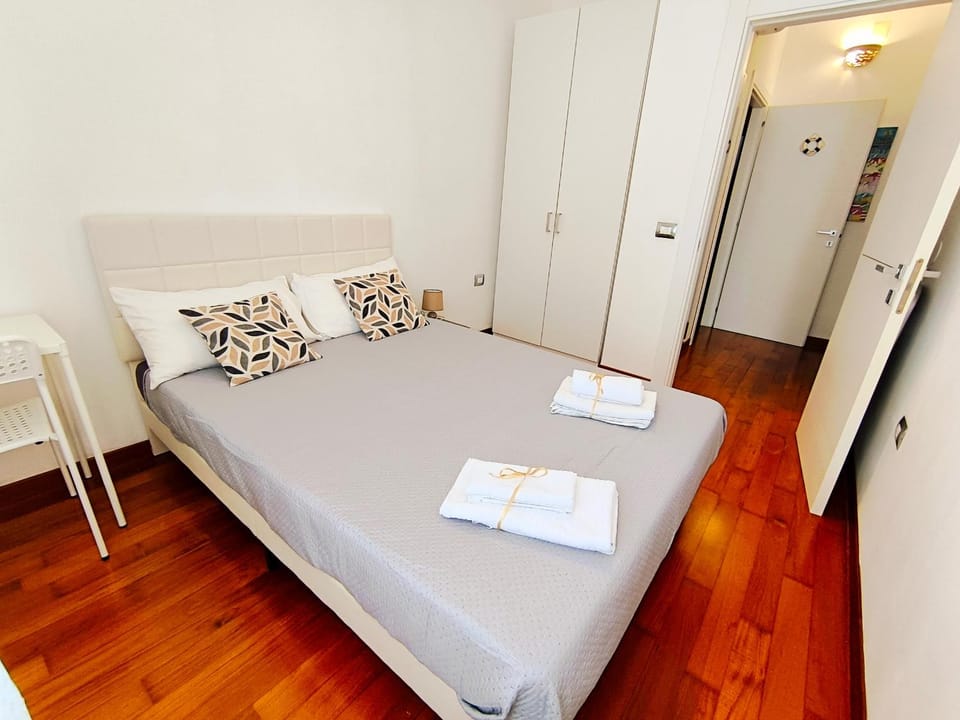 Bed, Photo of the whole room, Bedroom, towels, wardrobe