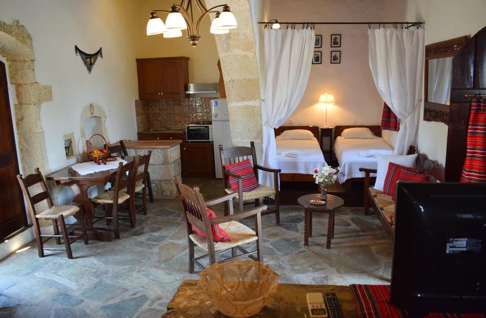 TV and multimedia, Kitchen or kitchenette, Living room, Photo of the whole room, Seating area, Dining area, Bedroom