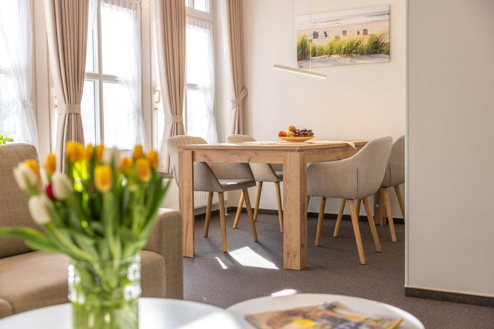Living room, Seating area, Dining area, Food