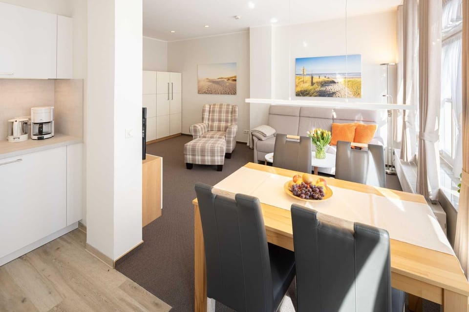Kitchen or kitchenette, Seating area, Dining area