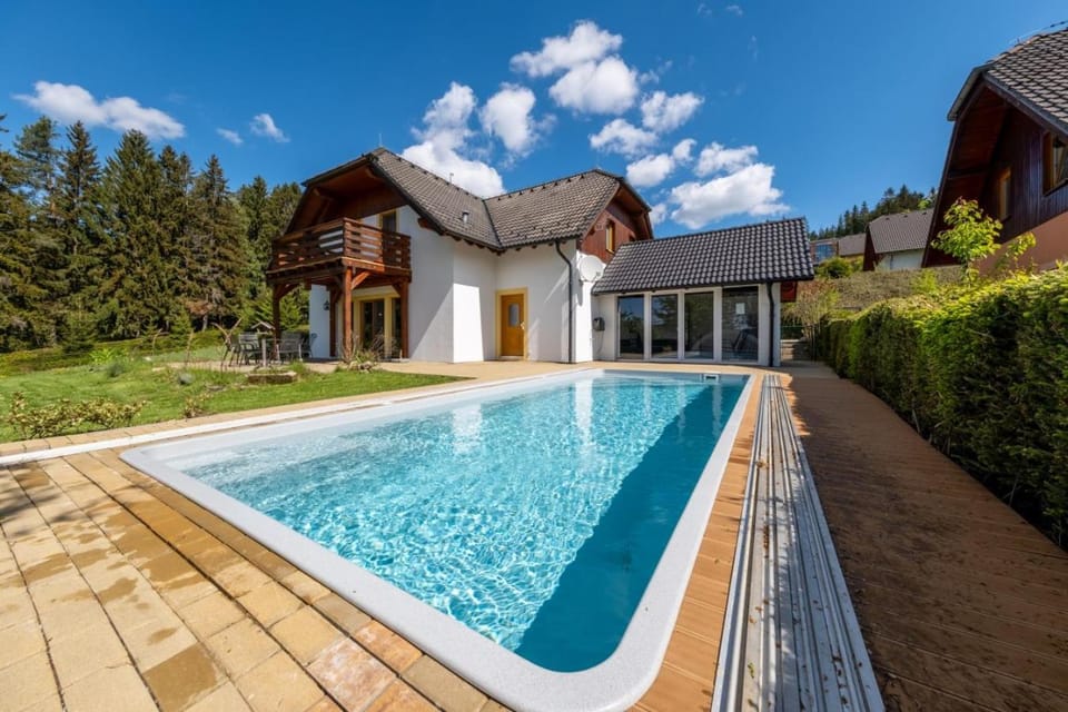 Property building, Garden, Balcony/Terrace, Swimming pool