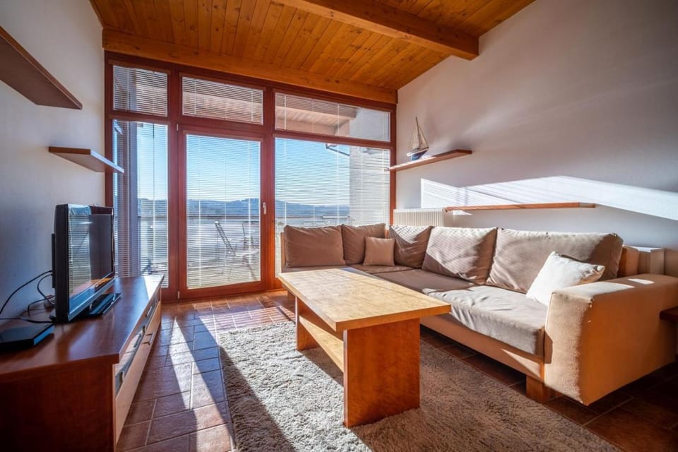Communal lounge/ TV room, Natural landscape, TV and multimedia, Balcony/Terrace, Living room, Seating area, Mountain view