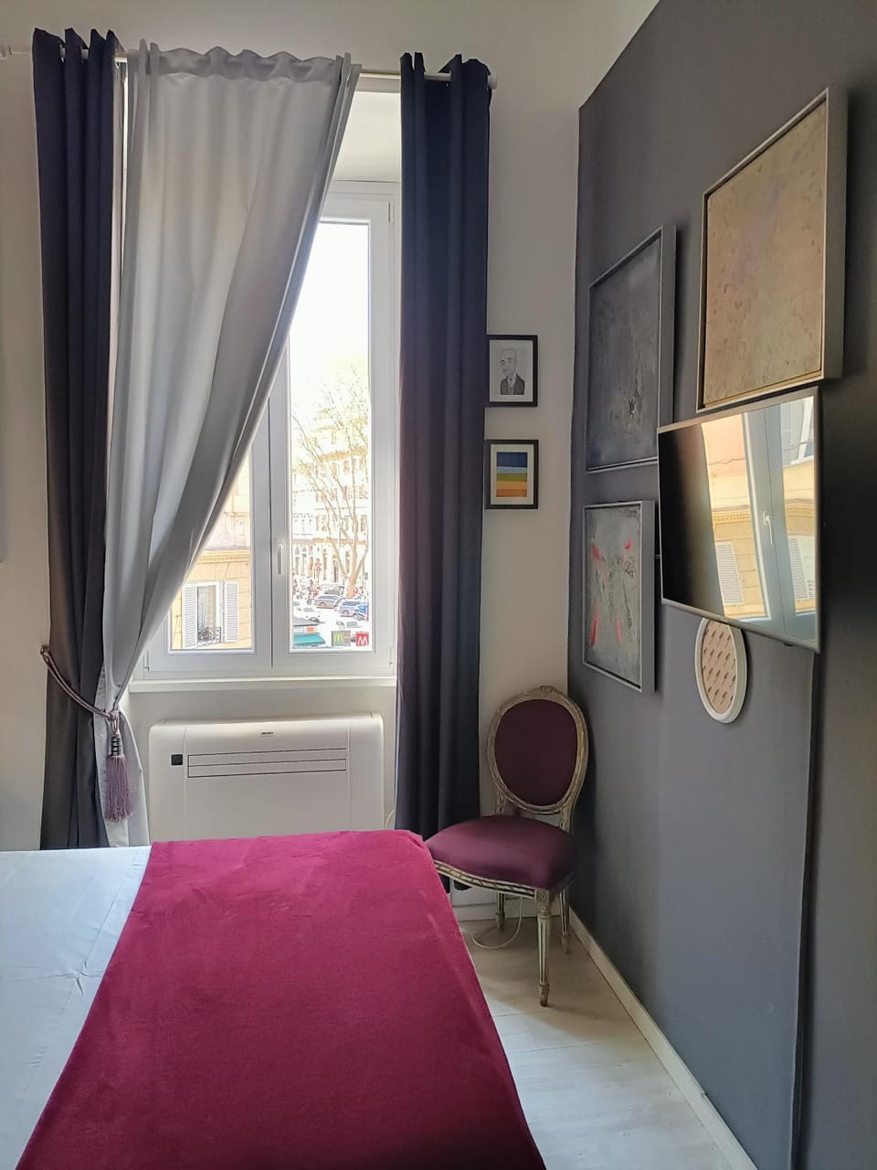 Bed, TV and multimedia, Photo of the whole room, Bedroom