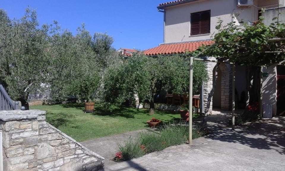 Property building, Facade/entrance, Garden