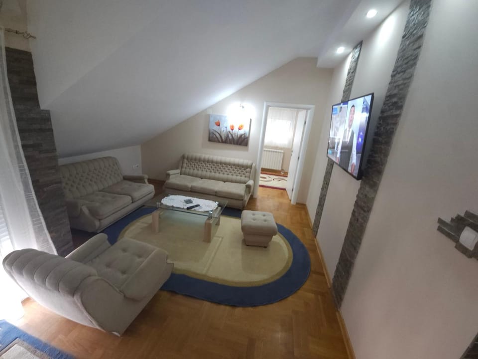 Bed, TV and multimedia, Living room, Photo of the whole room, Seating area, Evening entertainment, Bedroom