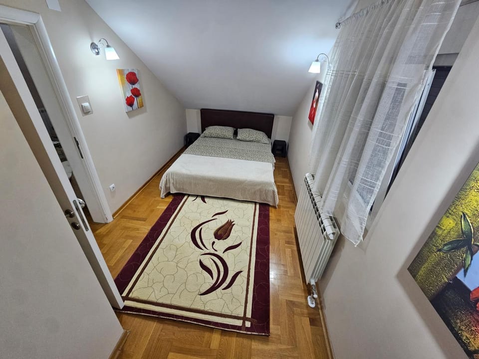 Bed, Photo of the whole room, Seating area, Bedroom