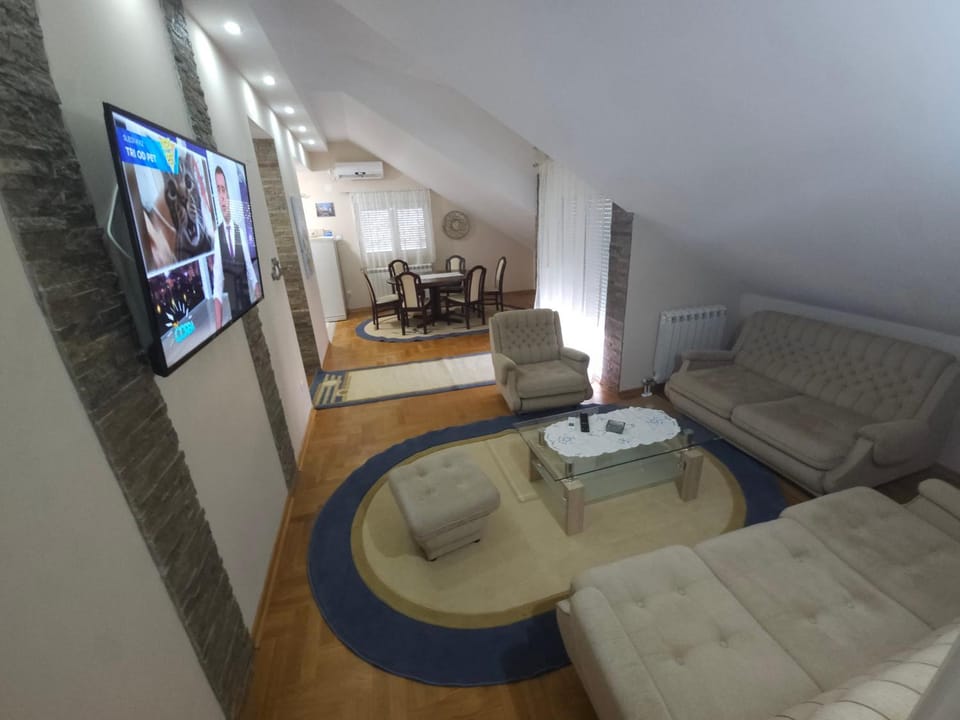 Bed, TV and multimedia, Living room, Photo of the whole room, Seating area, Evening entertainment, Bedroom