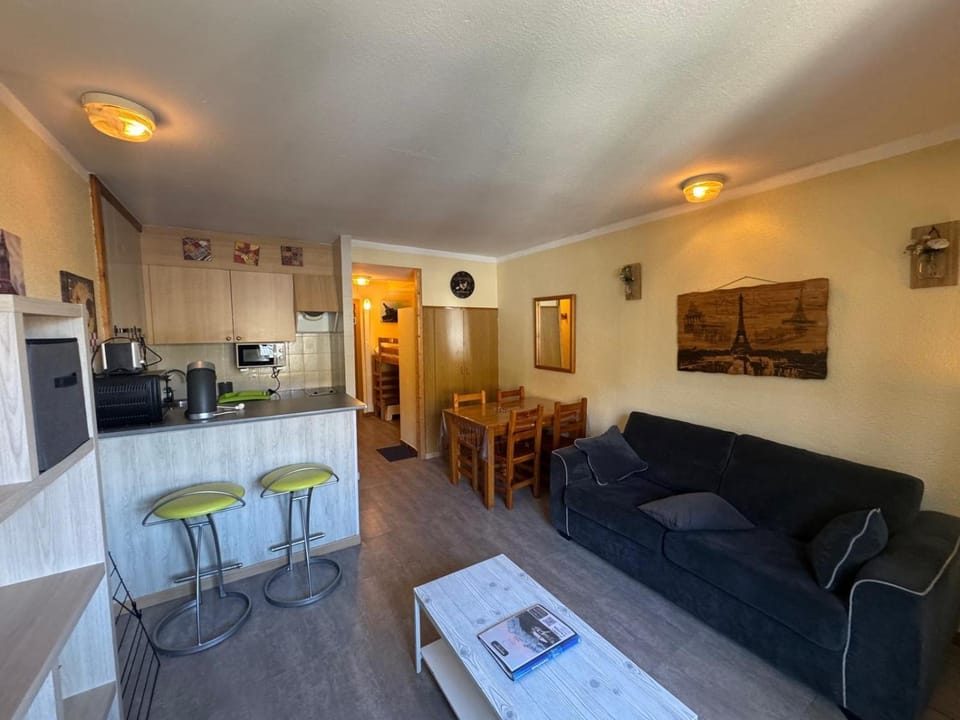 Kitchen or kitchenette, Living room