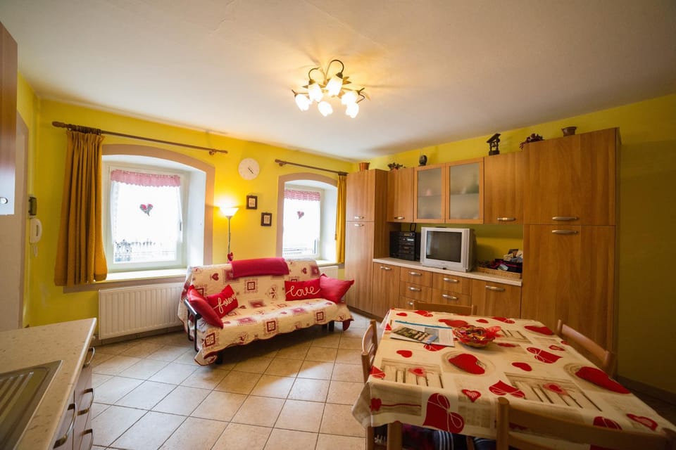 TV and multimedia, Living room, Seating area, Dining area