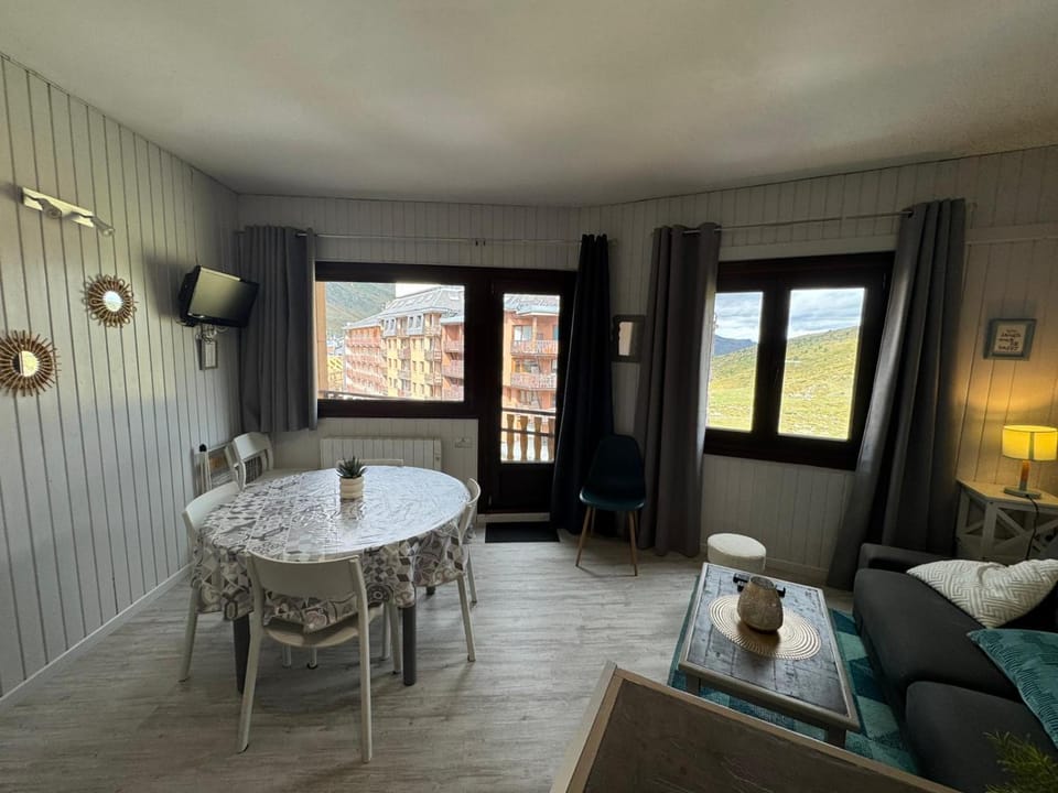 Living room, Seating area, Dining area