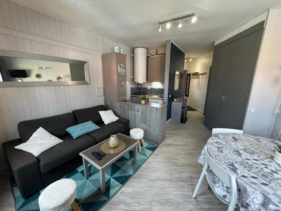 Kitchen or kitchenette, Seating area, Dining area, oven, stove
