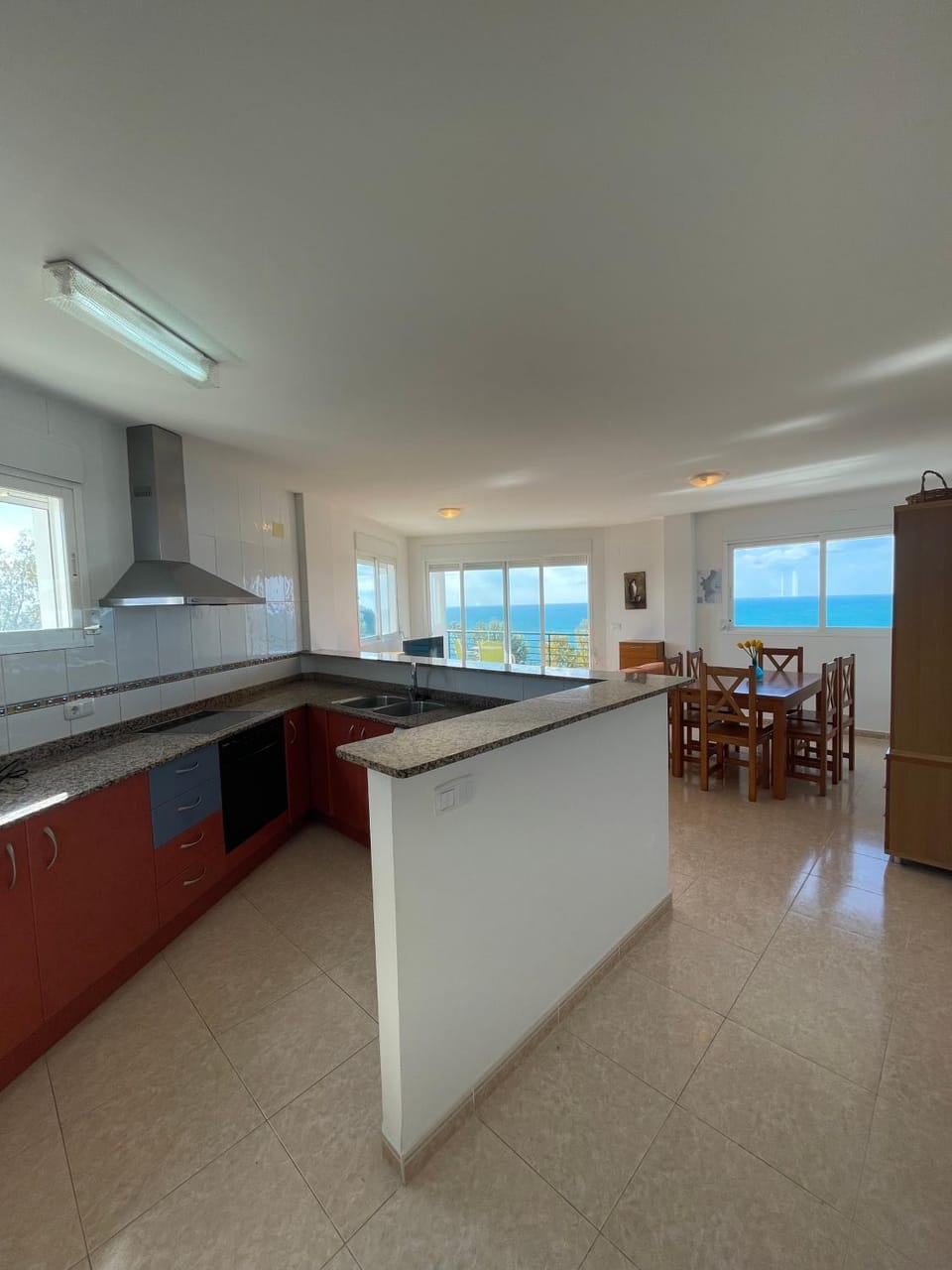 Kitchen or kitchenette, Dining area