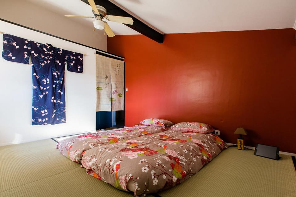 Bed, Photo of the whole room, Decorative detail