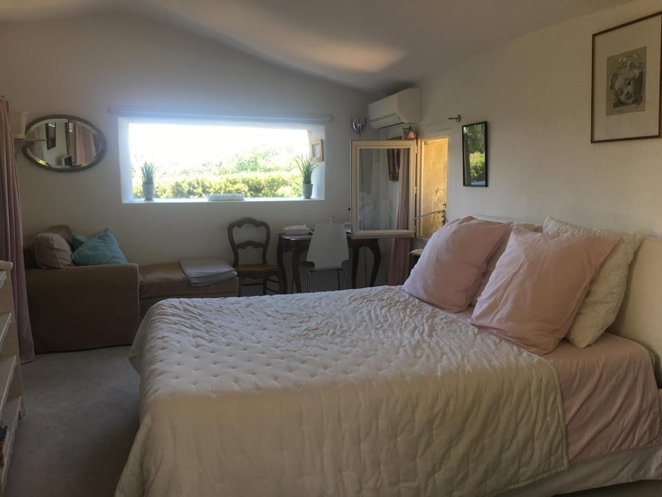 Photo of the whole room, Seating area