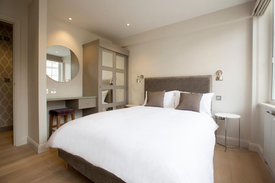 Photo of the whole room, Bedroom