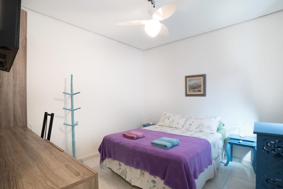 Bed, TV and multimedia, Photo of the whole room, Bedroom, fireplace, microwave, oven, towels