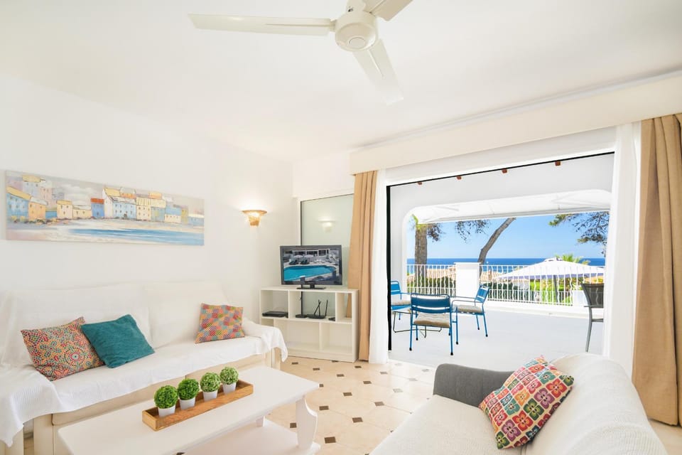 Communal lounge/ TV room, Living room, Sea view