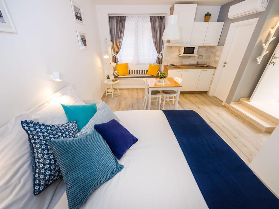 Bed, TV and multimedia, Kitchen or kitchenette, Living room, Dining area