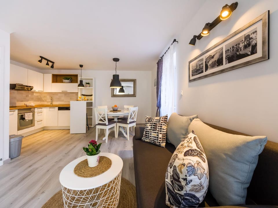 TV and multimedia, Kitchen or kitchenette, Living room, Seating area, Dining area