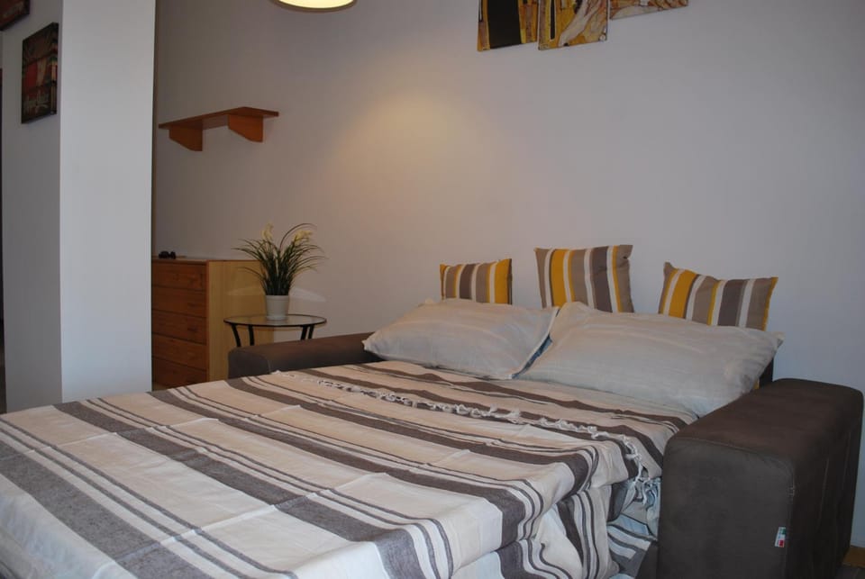 Bed, Living room