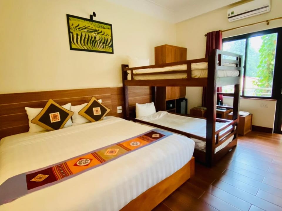 Bed, Photo of the whole room, Bedroom, bunk bed, air conditioner