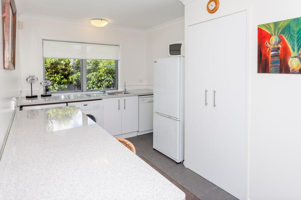 Coffee/tea facilities, Kitchen or kitchenette, Garden view