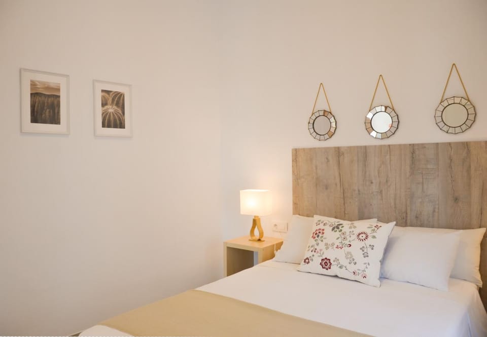 Photo of the whole room, Decorative detail, Bedroom