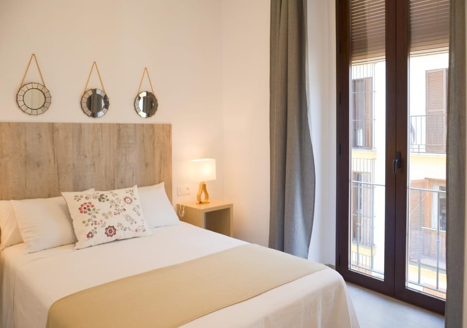 Balcony/Terrace, Photo of the whole room, Decorative detail, Bedroom, Street view