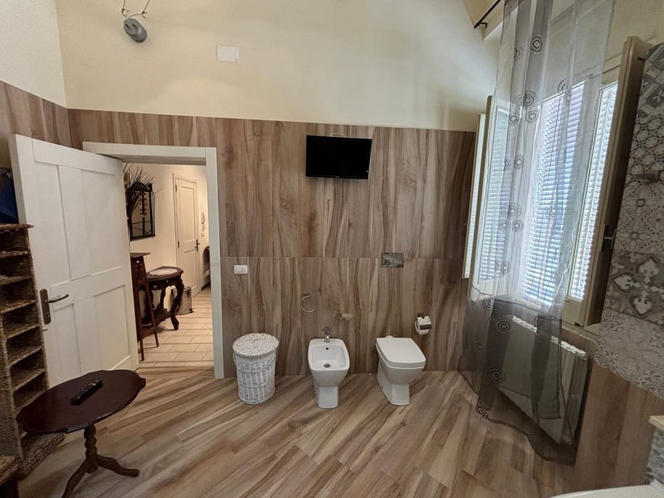 Toilet, Bathroom, TV and multimedia