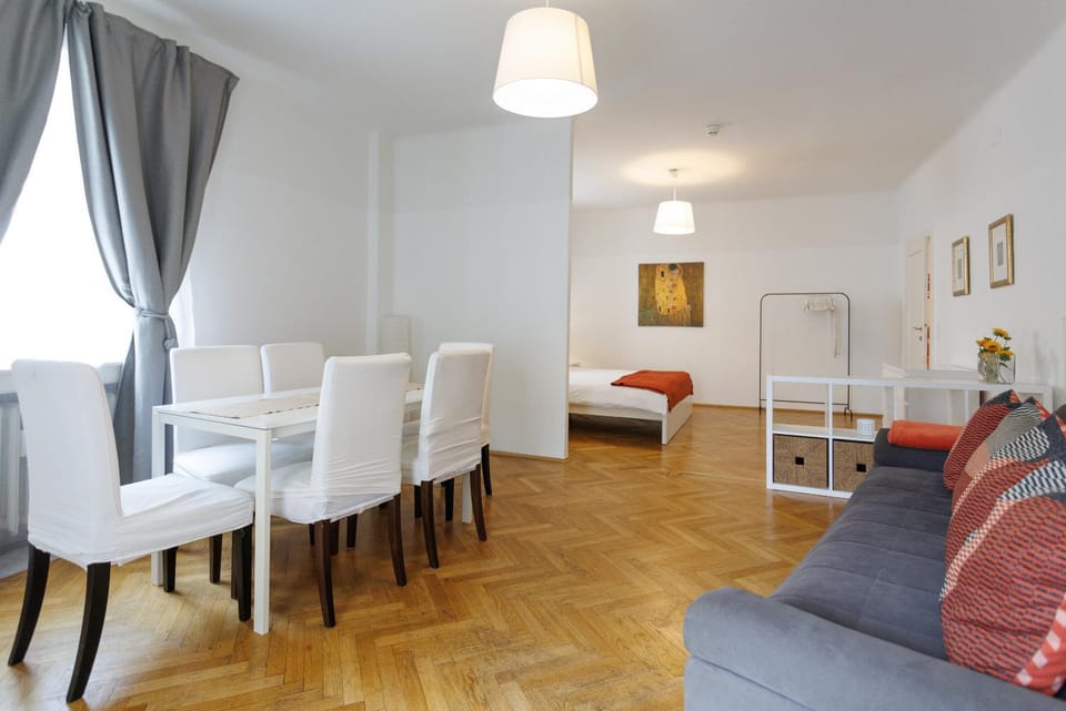 City Centre Klimts Balcony Apartment in Vienna