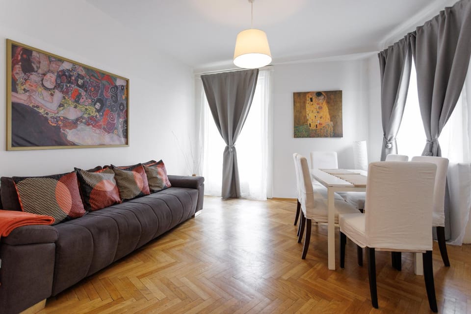 City Centre Klimts Balcony Apartment in Vienna