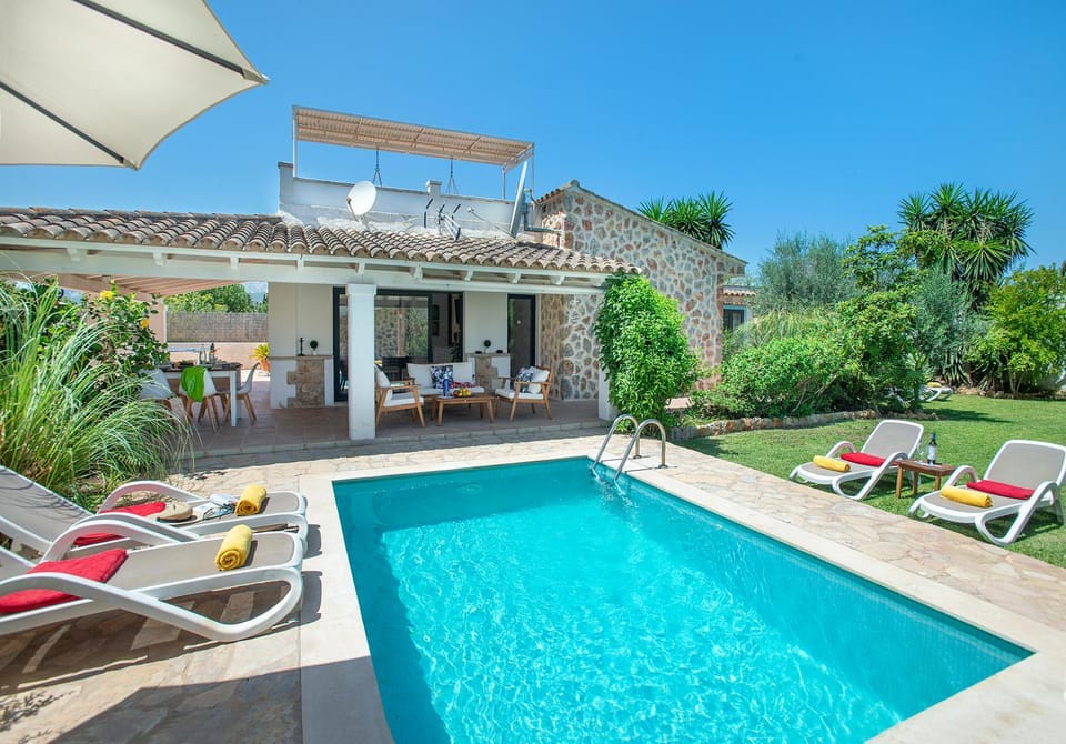 Property building, Garden, Pool view, Swimming pool, sunbed