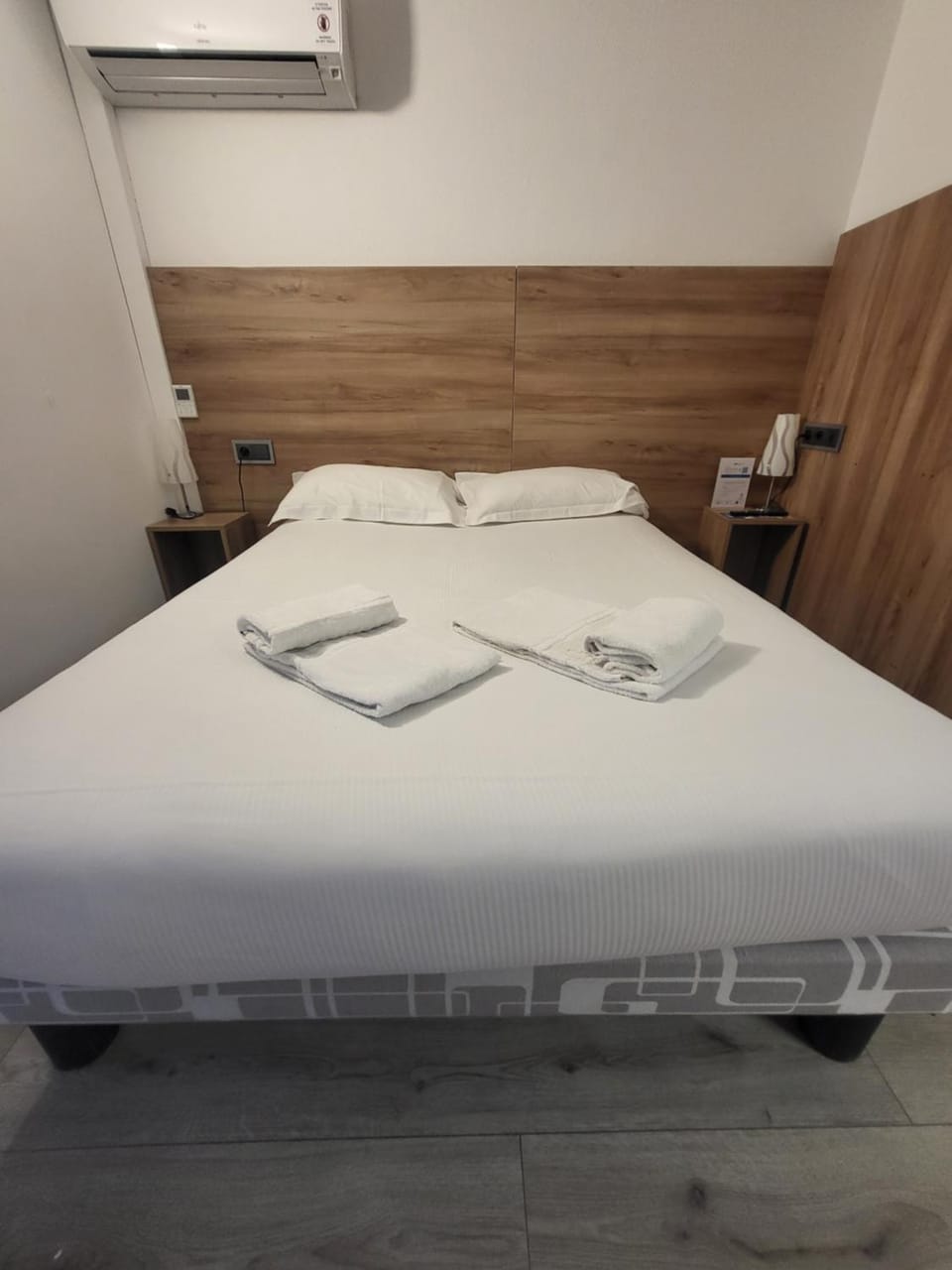 Bed, towels