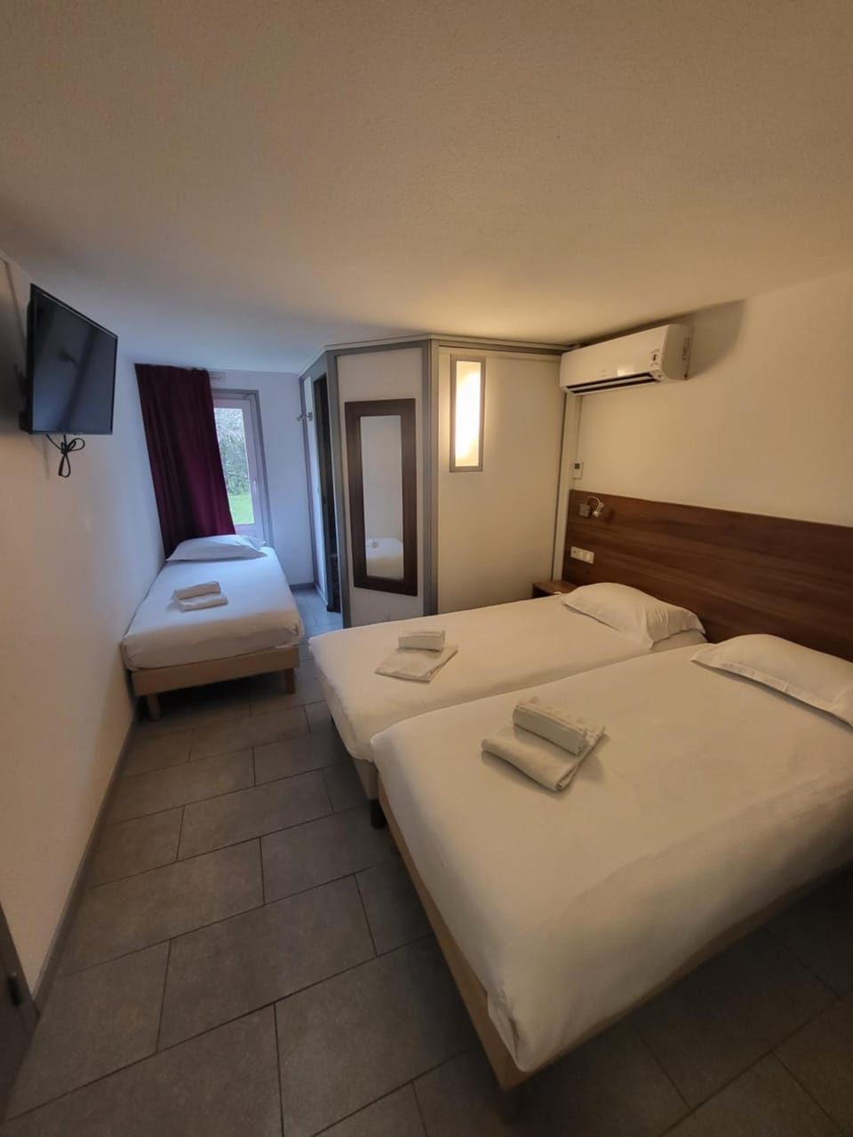 Bed, TV and multimedia, Photo of the whole room, Bedroom, towels, air conditioner