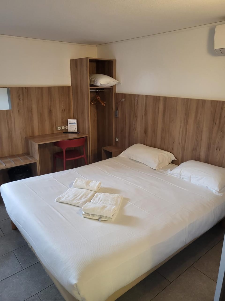 Bed, Photo of the whole room