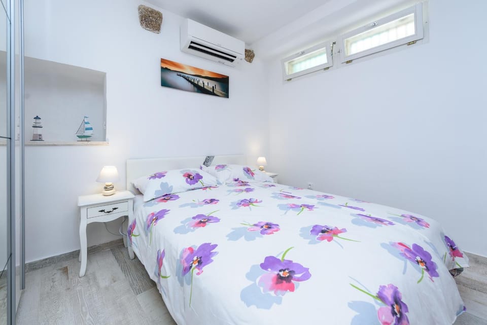 Bed, On site