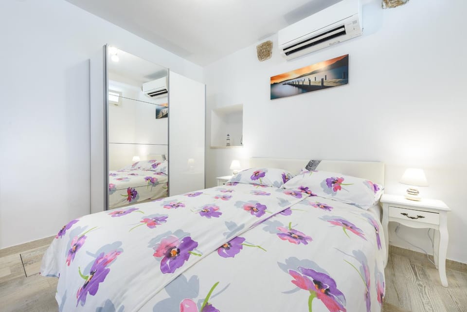 Bed, People, Photo of the whole room, Decorative detail, Decorative detail